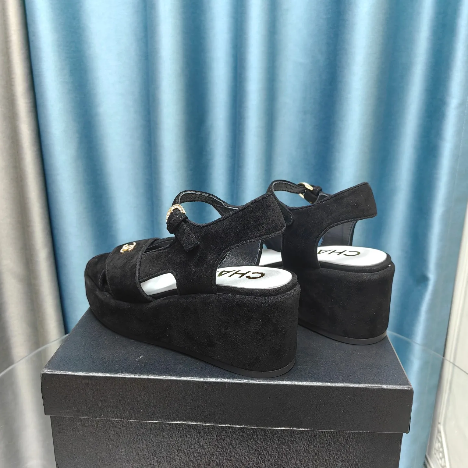 👟👟Ex-factory price 540👟👟 Top version Chanel/Chanel 24ss thick-soled lame-heeled sandals Material ☑️Fabric: patent leather/sheep ☑️Lining: sheepskin ☑️Outsole: original outsole ☑️Heel height: 7.5cm ☑️Number of yards: 35-40